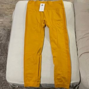 ASTORIA Active Wear.  Gold leggings. NWT.